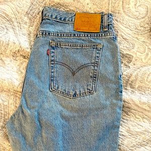 Levi’s light wash jeans. 512 slim fit with tapered leg. Size 18.